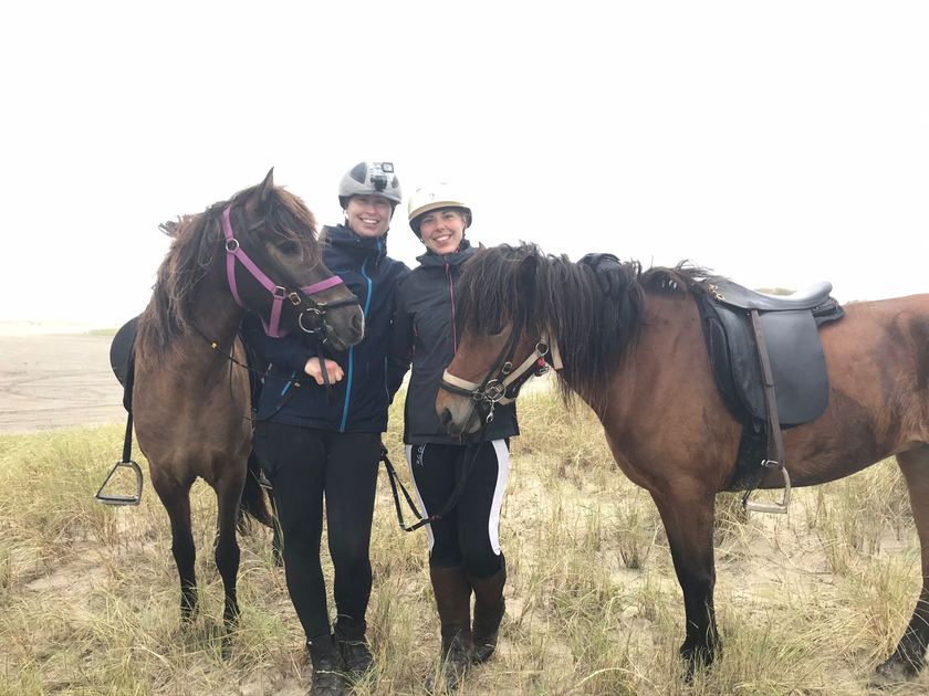 Twee ruiters met hun IJslandse paarden