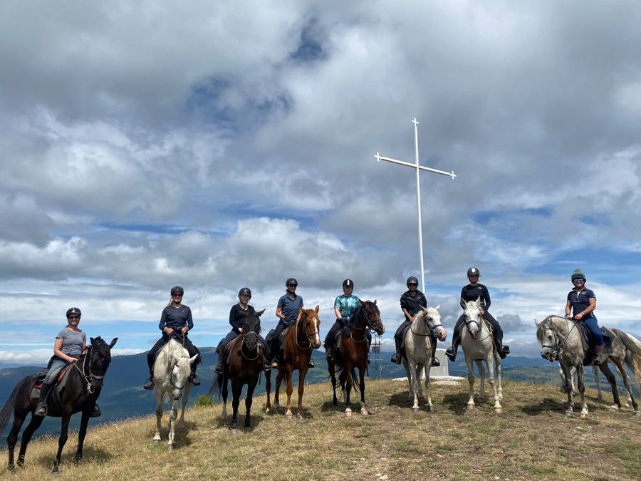 Groep ruiters op een bergtop in Bulgarije