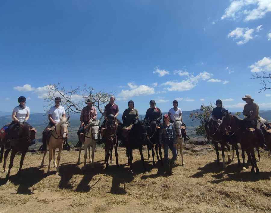 Groep ruiters op een bergtop in Bulgarije