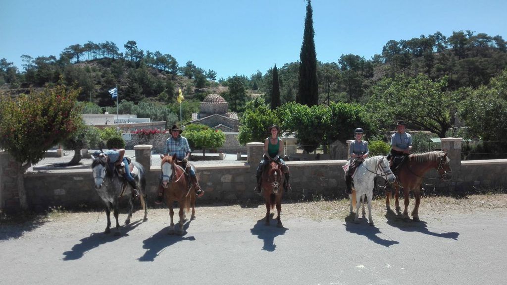 Paardrijden langs kerk op Rhodos