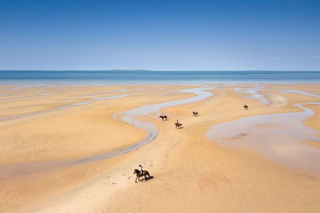 Paardrijden op het strand in Mozambique
